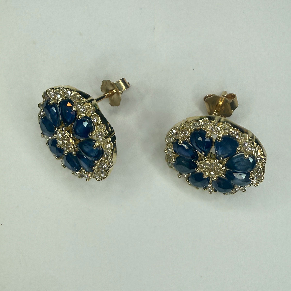 Aretes en oro amarillo 10K en forma de flor con esmeraldas y diamantes 0.75ctw