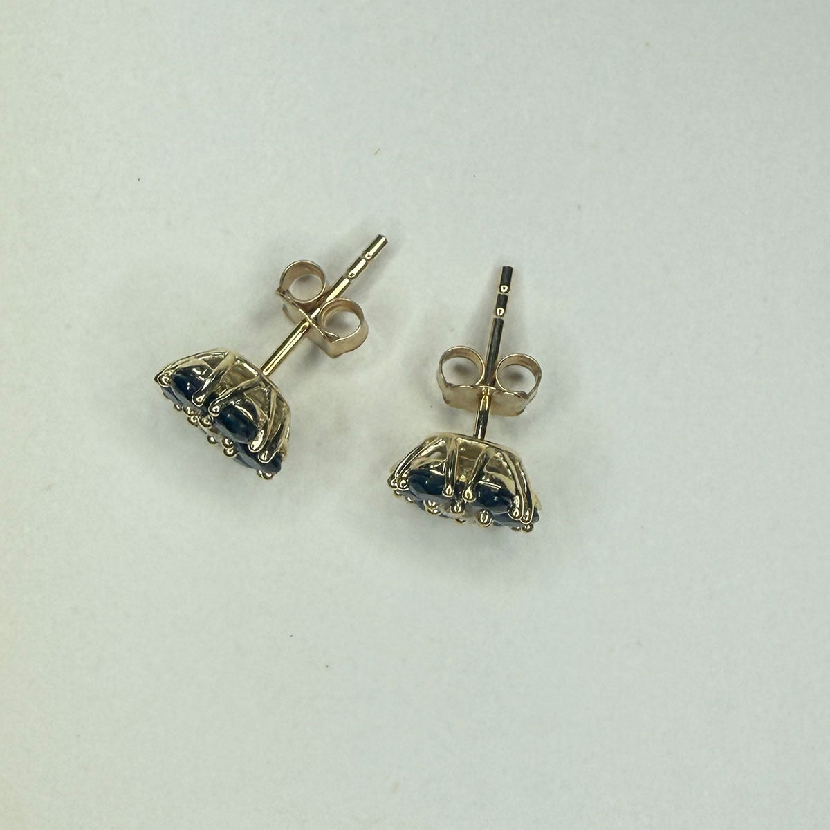 Aretes en oro amarillo 10K en forma de flor con zafiros redondos y diamantes central 0.10ctw