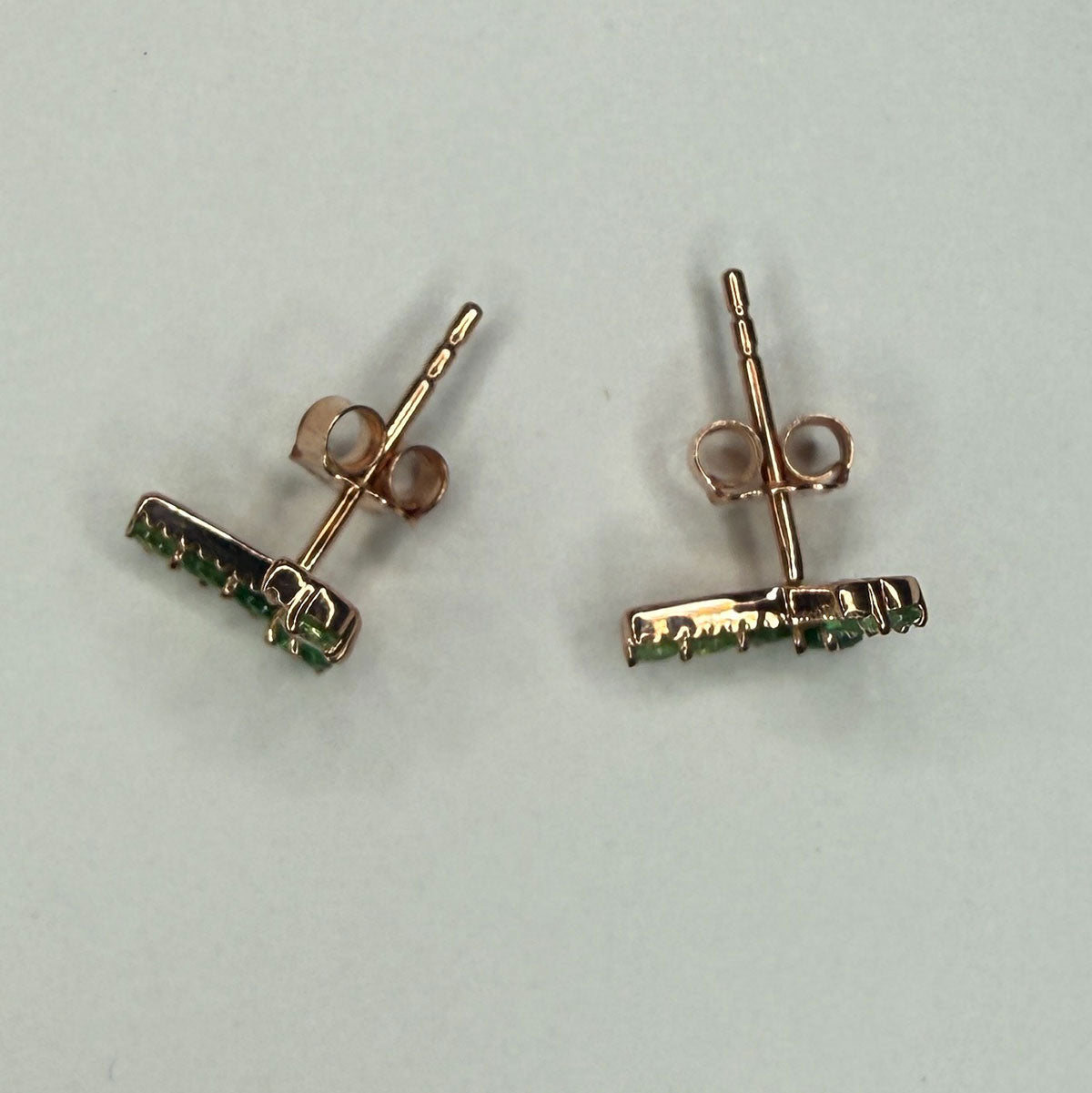 Aretes en forma de V en oro rosa 10K con esmeraldas granate Tsavorite y peridot