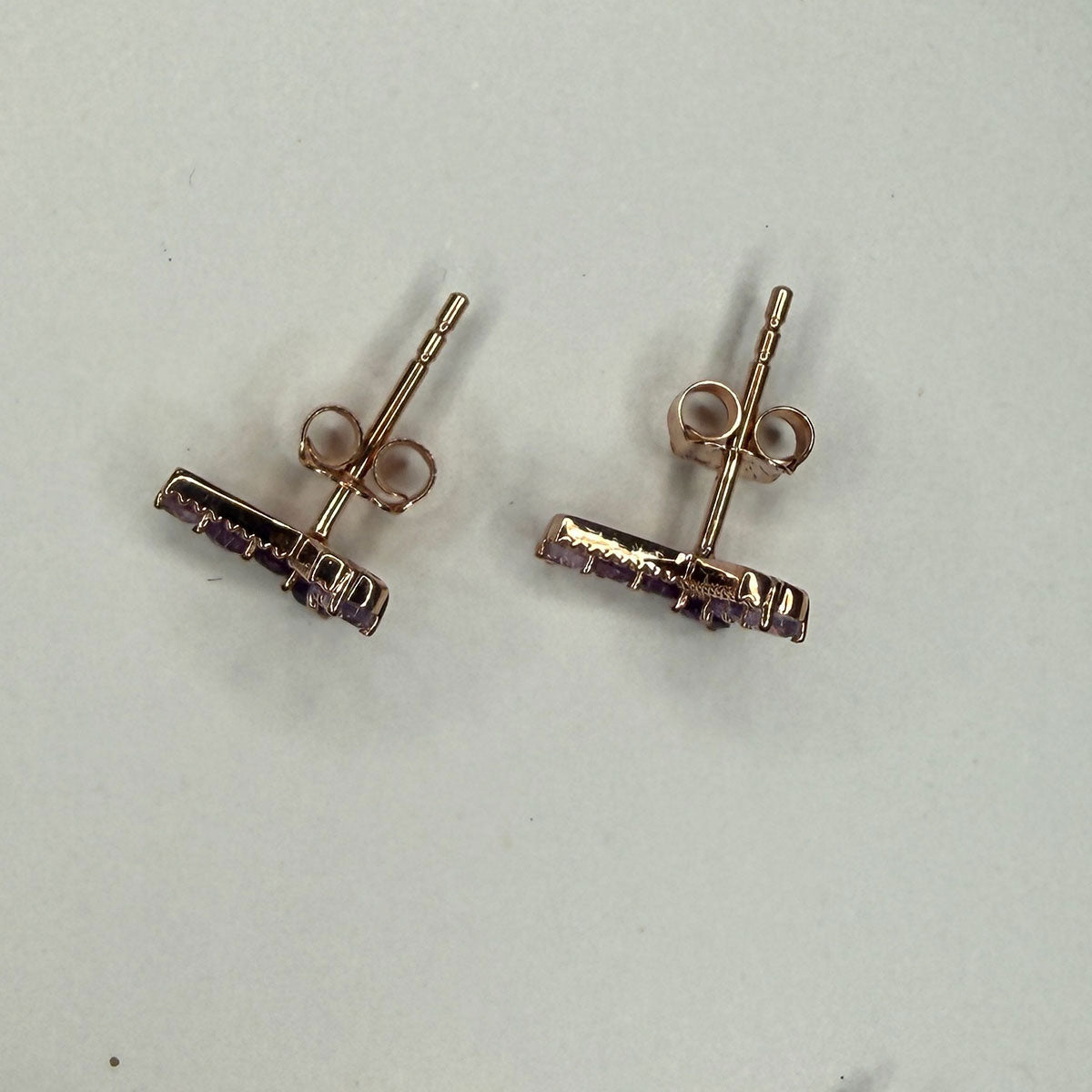 Aretes en forma de V en oro rosa 10K con amatistas
