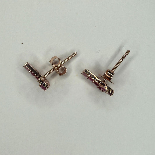 Aretes en forma de V en oro rosa 10K con rubíes y zafiros rosa