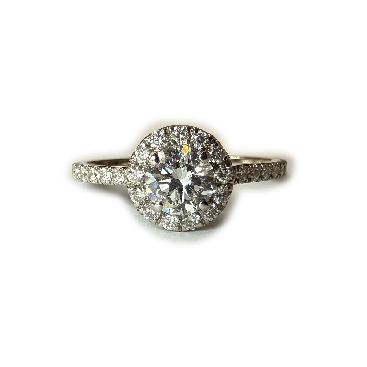 Anillo de compromiso en oro blanco 14k con diamante central redondo 0.33ct y Halo. Total en Diamantes 0.53ctw (SI2)