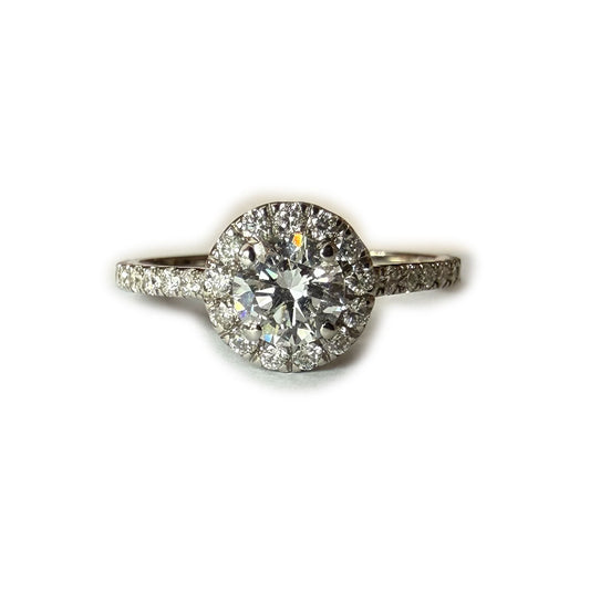 Anillo de compromiso en oro blanco 14k con diamante central redondo 0.33ct y Halo. Total en Diamantes 0.53ctw (SI2)