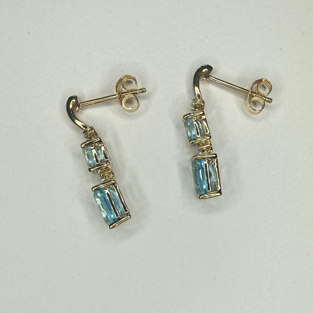 Aretes en oro amarillo 10K con dos topacios colgantes y diamantes