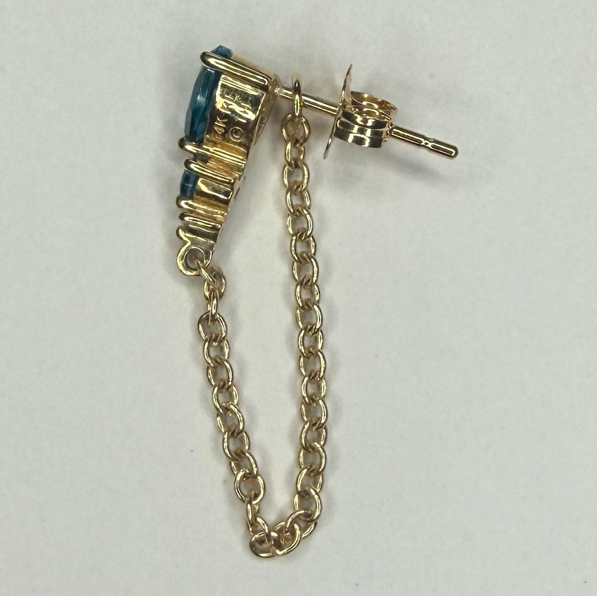 Arete en oro amarillo 14K con Topacio London Blue y diamante con cadena