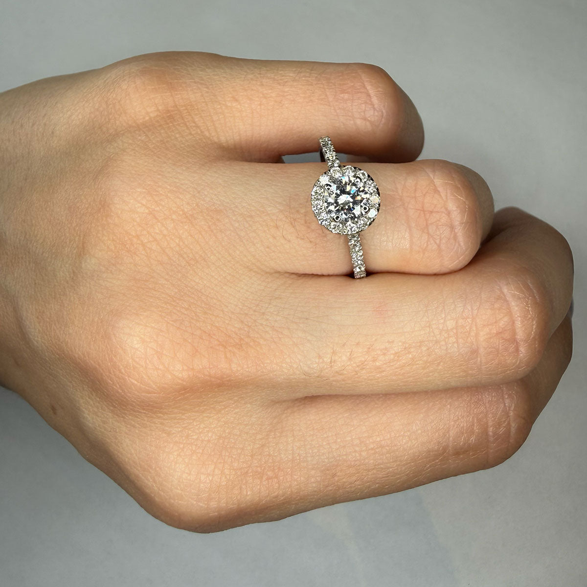 Anillo de compromiso en oro blanco 14k con diamante central redondo 0.33ct y Halo. Total en Diamantes 0.53ctw (SI2)