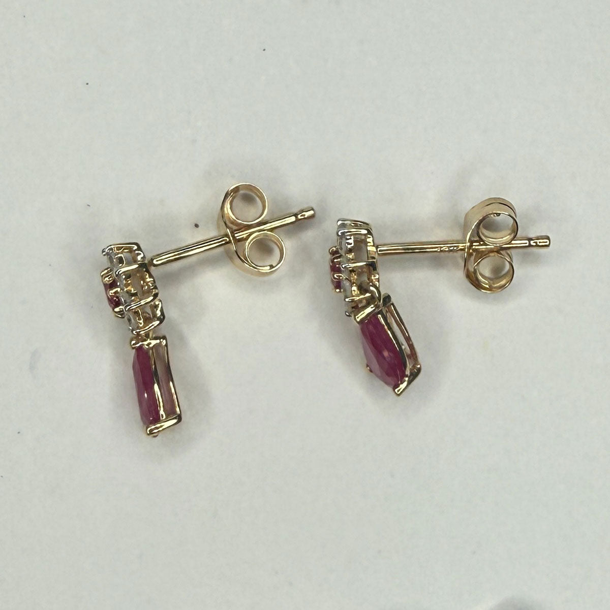 Aretes en oro amarillo 10K con flor de diamantes y centro de rubí y gota de rubí colgante