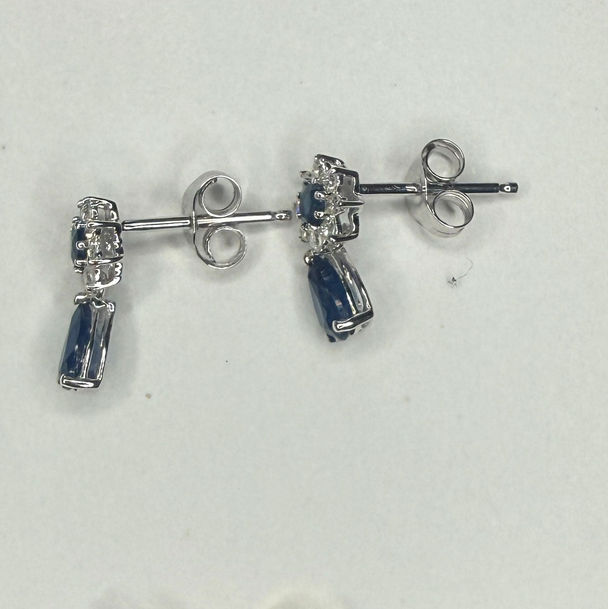 Aretes en oro amarillo 10K con flor de diamantes y centro de zafiro y gota de zafiro colgante