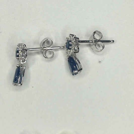 Aretes en oro blanco 10K con flor de diamantes y centro de zafiro y gota de zafiro colgante