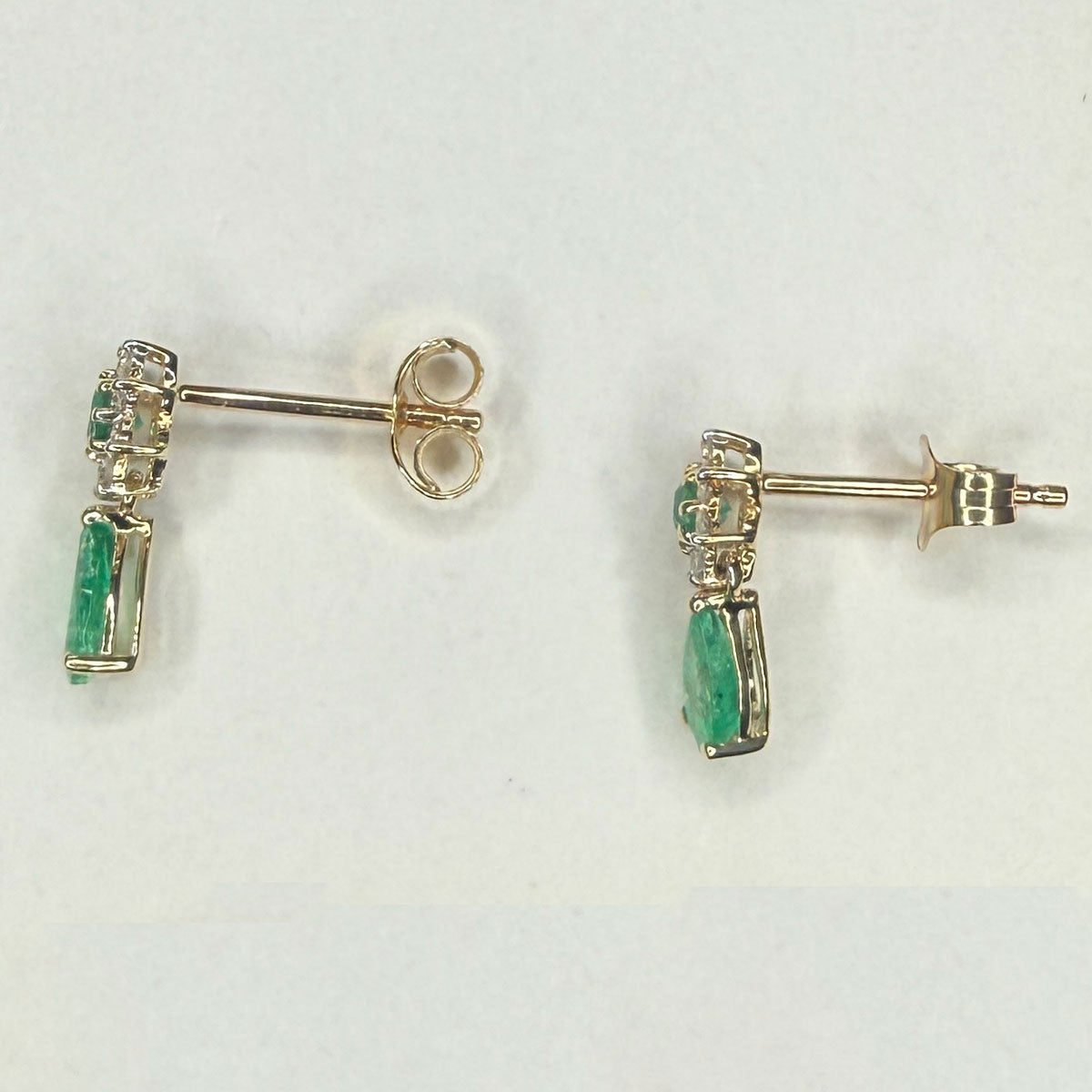 Aretes en oro amarillo 10K con flor de diamantes y centro de esmeralda y gota de esmeralda