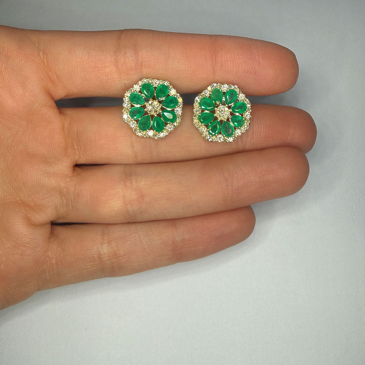 Aretes en oro amarillo 10K en forma de flor con zafiros y diamantes 0.75ctw