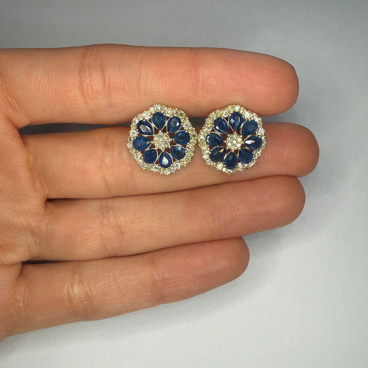 Aretes en oro amarillo 10K en forma de flor con esmeraldas y diamantes 0.75ctw