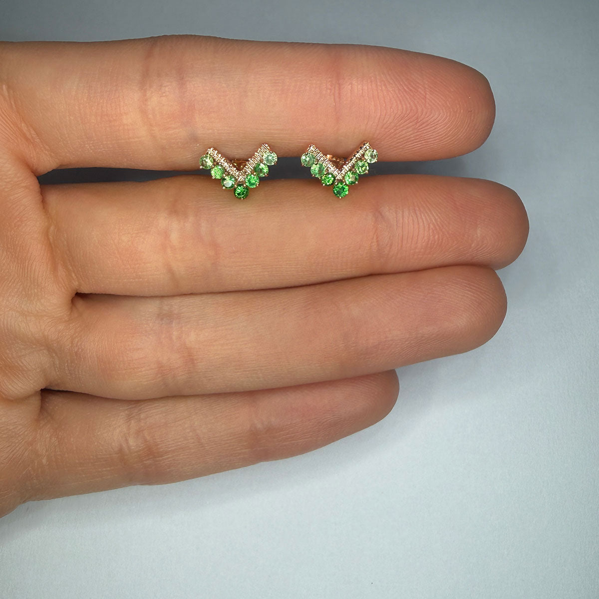 Aretes en forma de V en oro rosa 10K con esmeraldas granate Tsavorite y peridot