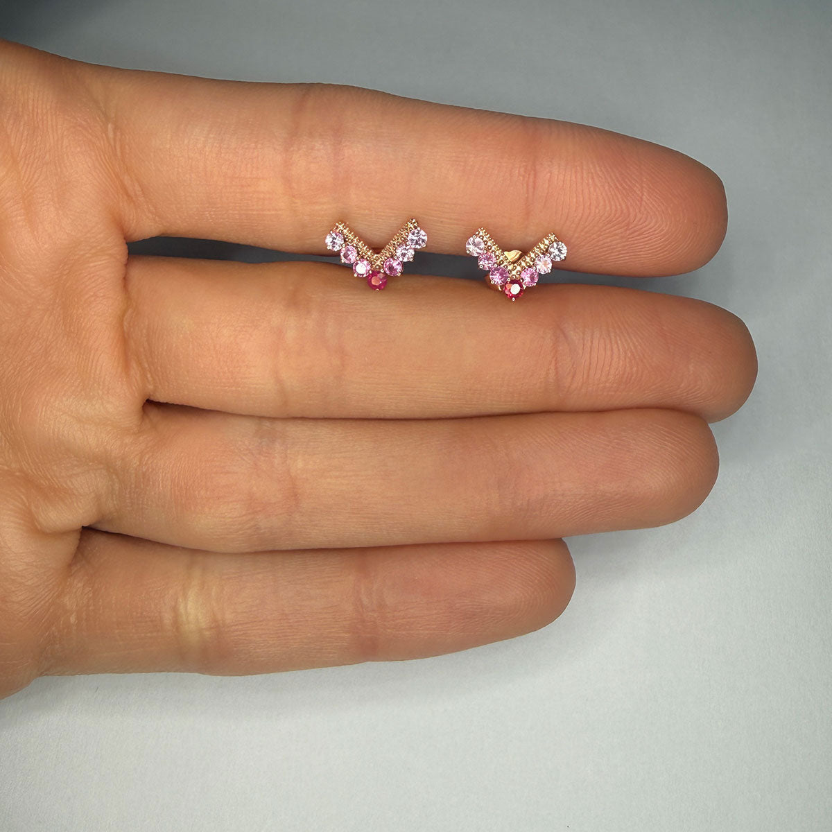Aretes en forma de V en oro rosa 10K con rubíes y zafiros rosa