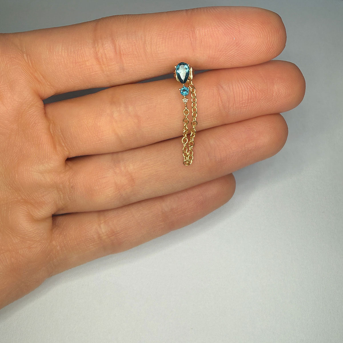 Arete en oro amarillo 14K con Topacio London Blue y diamante con cadena