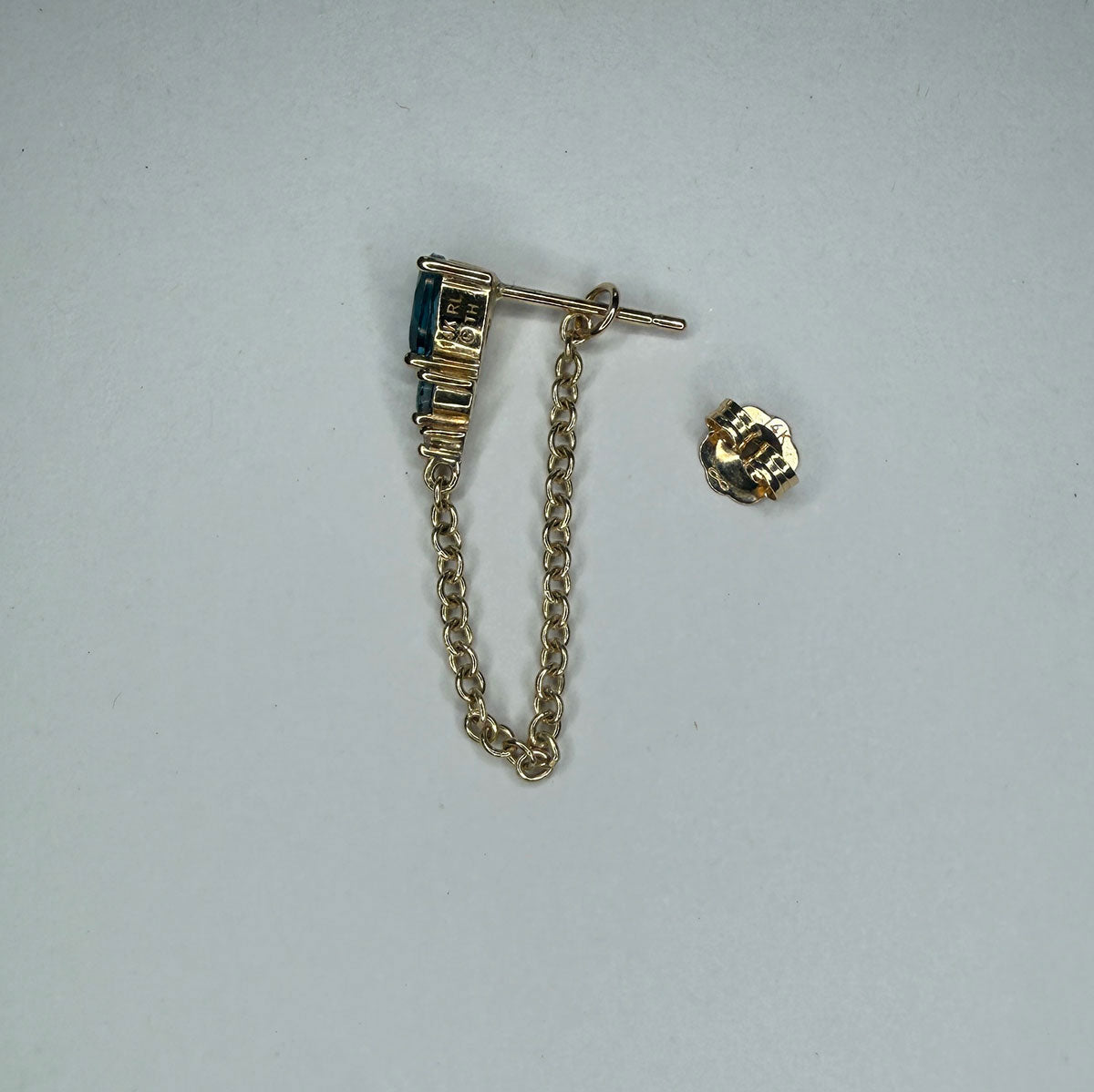 Arete en oro amarillo 14K con Topacio London Blue y diamante con cadena