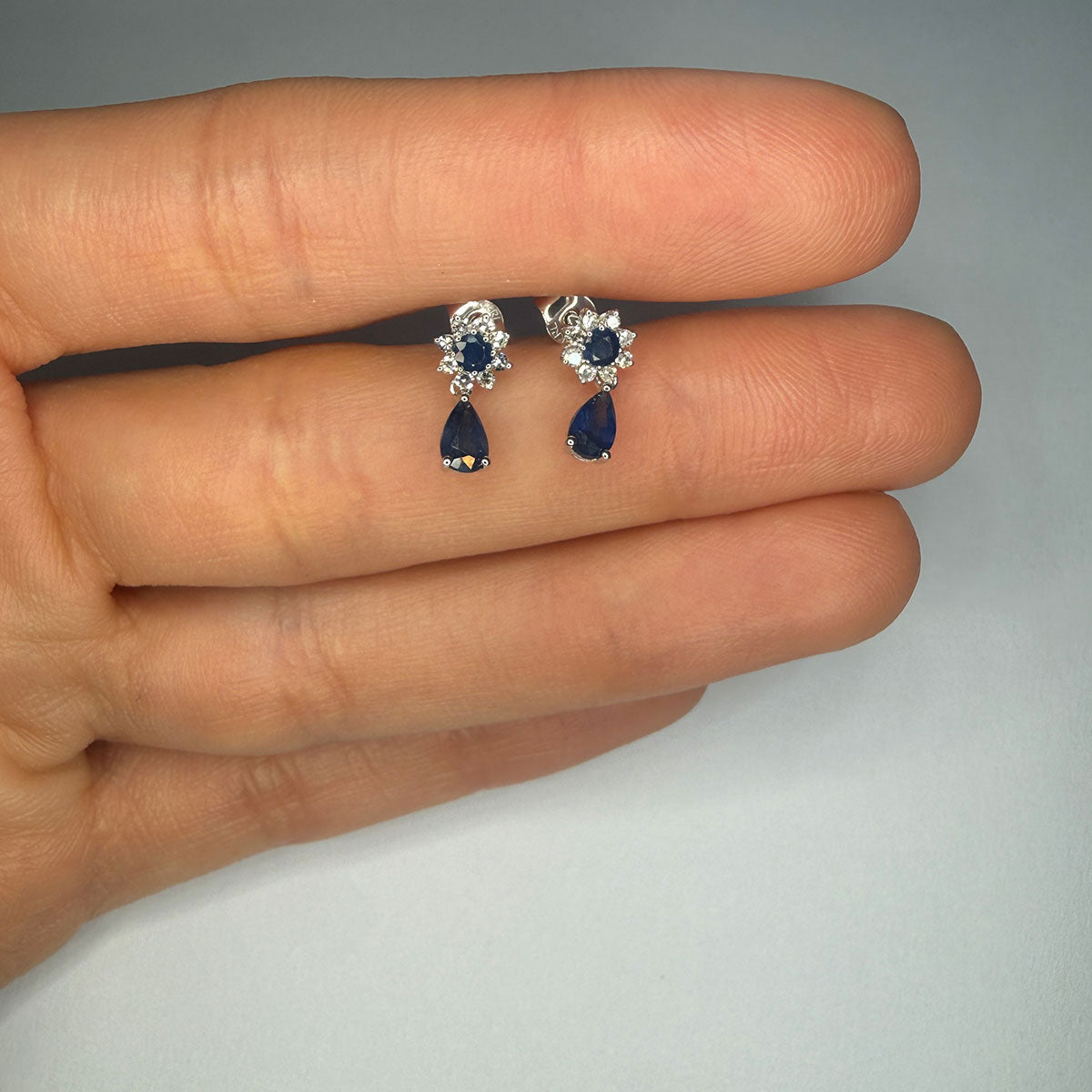 Aretes en oro amarillo 10K con flor de diamantes y centro de zafiro y gota de zafiro colgante
