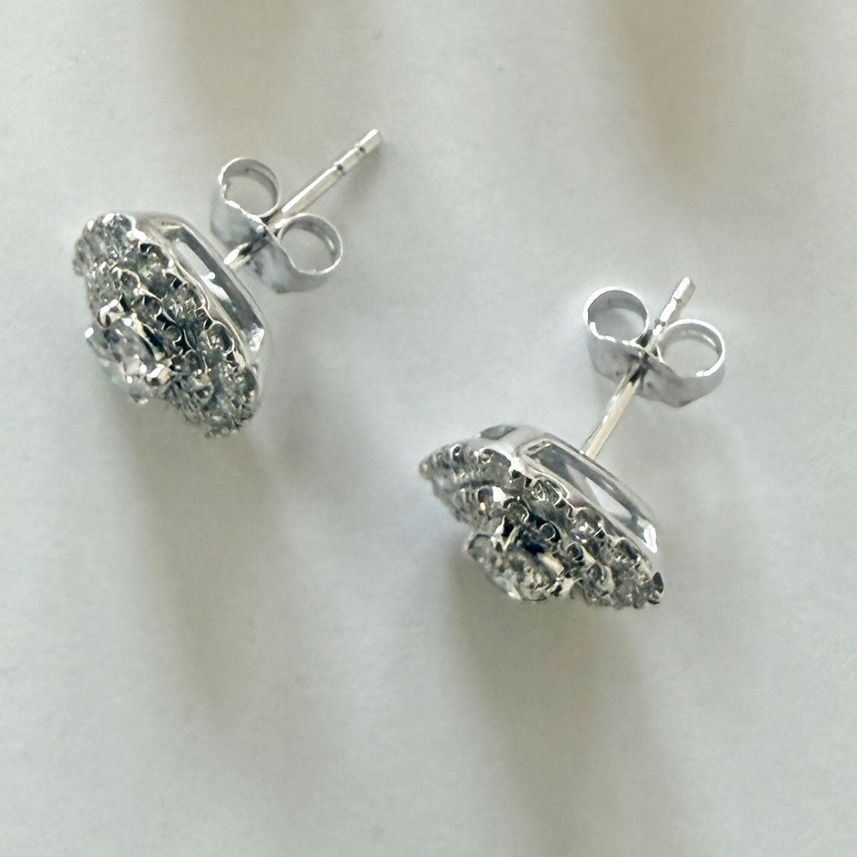 Aretes en oro blanco 10K en forma cuadrada con diamante redondo y doble halo 1ctw