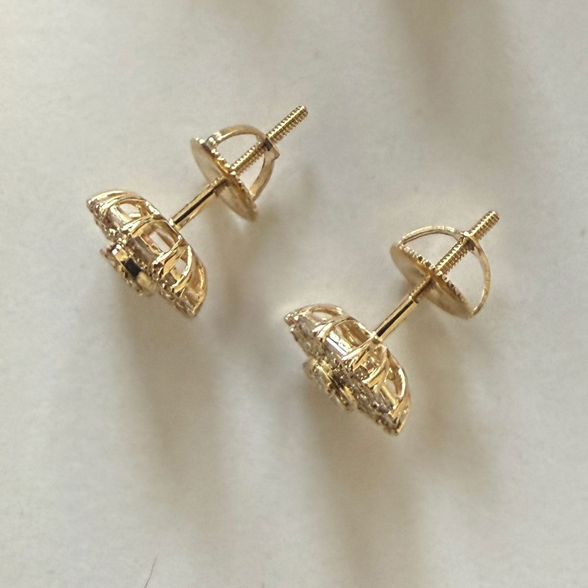 Aretes en oro amarillo 10K con diamantes redondos y corte baguette 0.45ctw con tope rosca