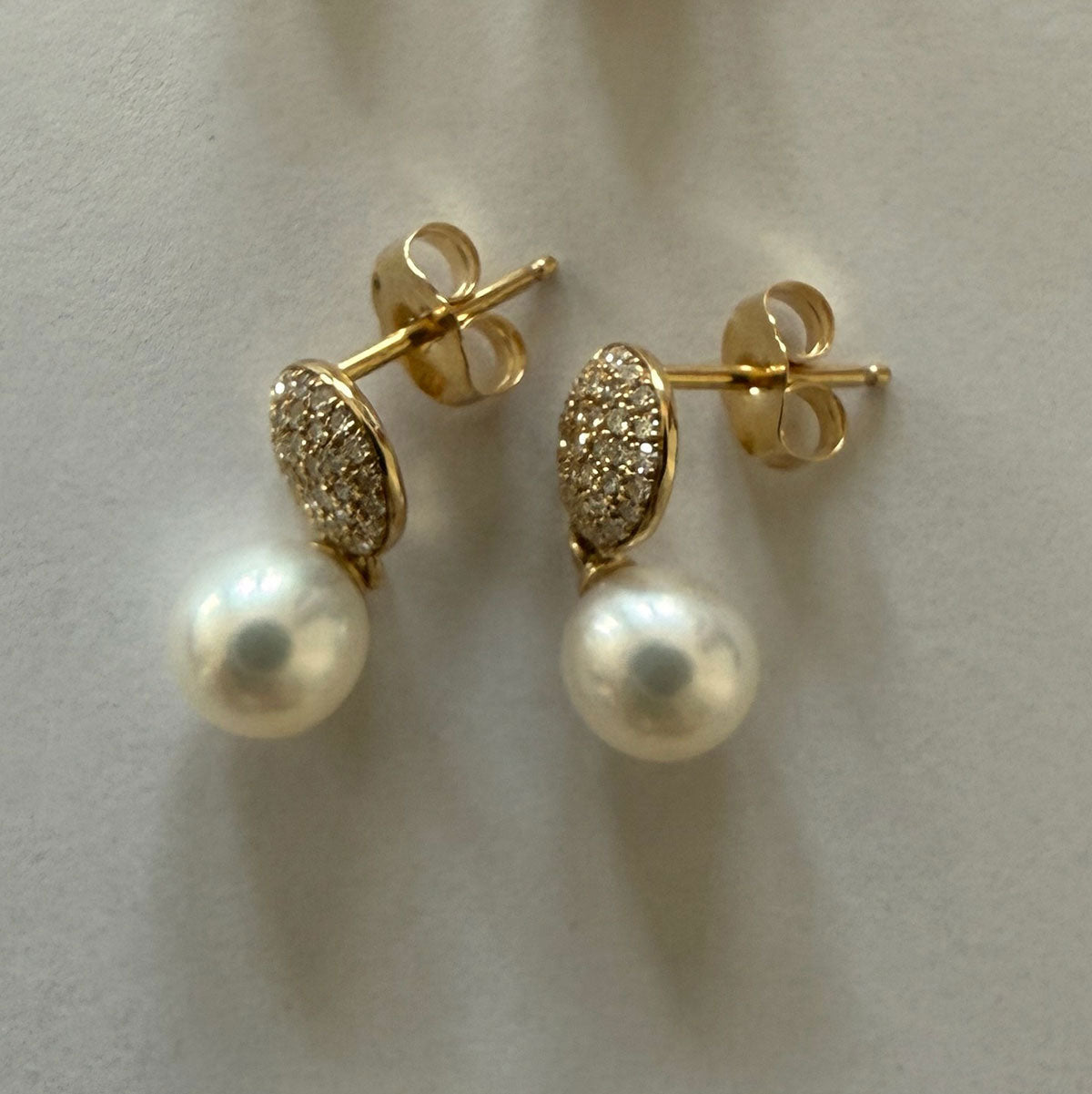 Aretes en amarillo 14K con círculo de diamantes 0.25ctw y perla colgante