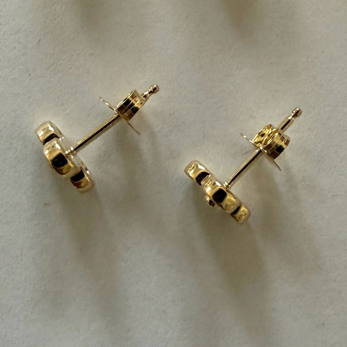 Aretes en oro amarillo 14K con tres esmeraldas redondas