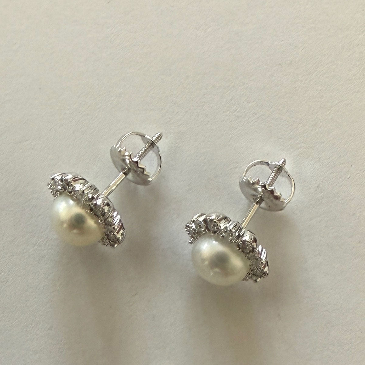 Aretes en oro blanco 10K con perla y halo de diamantes 0.20ctw