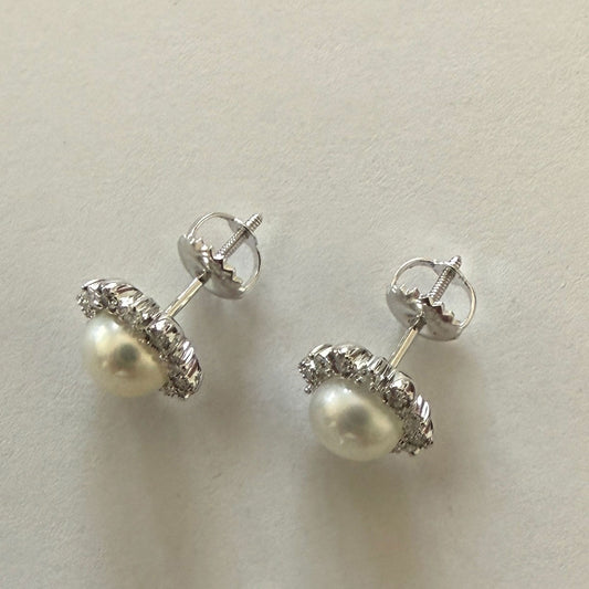 Aretes en oro blanco 10K con perla y halo de diamantes 0.20ctw