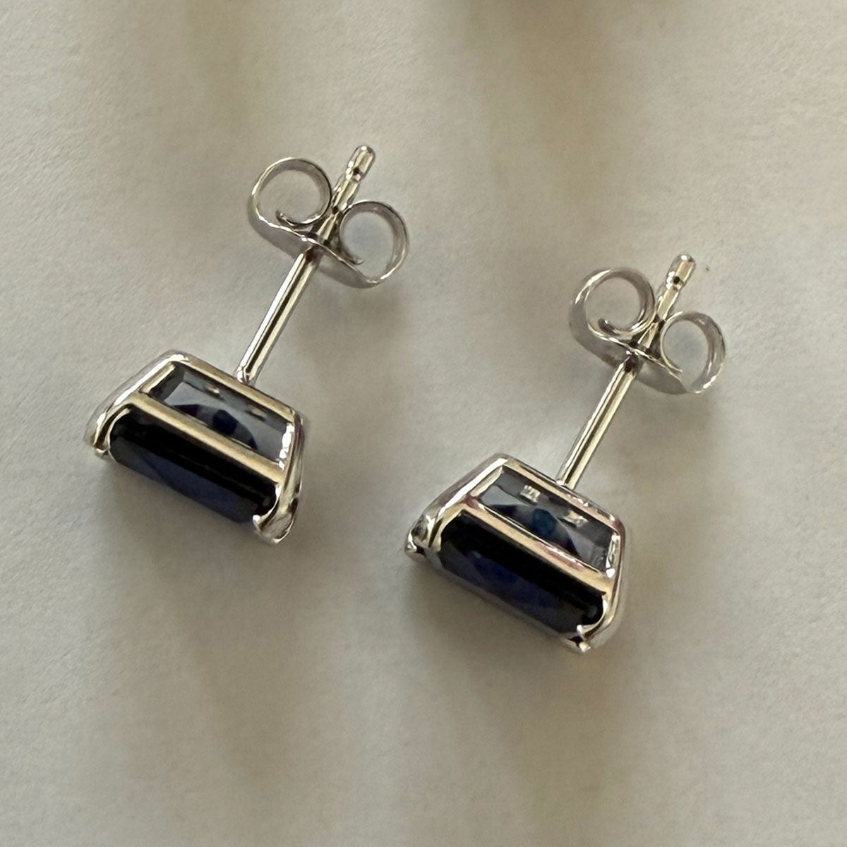 Aretes studs en plata con zafiros de laboratorio rectangulares