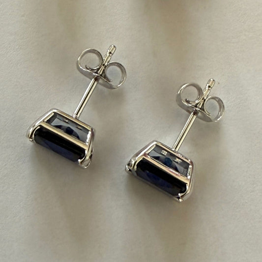Aretes studs en plata con zafiros de laboratorio rectangulares