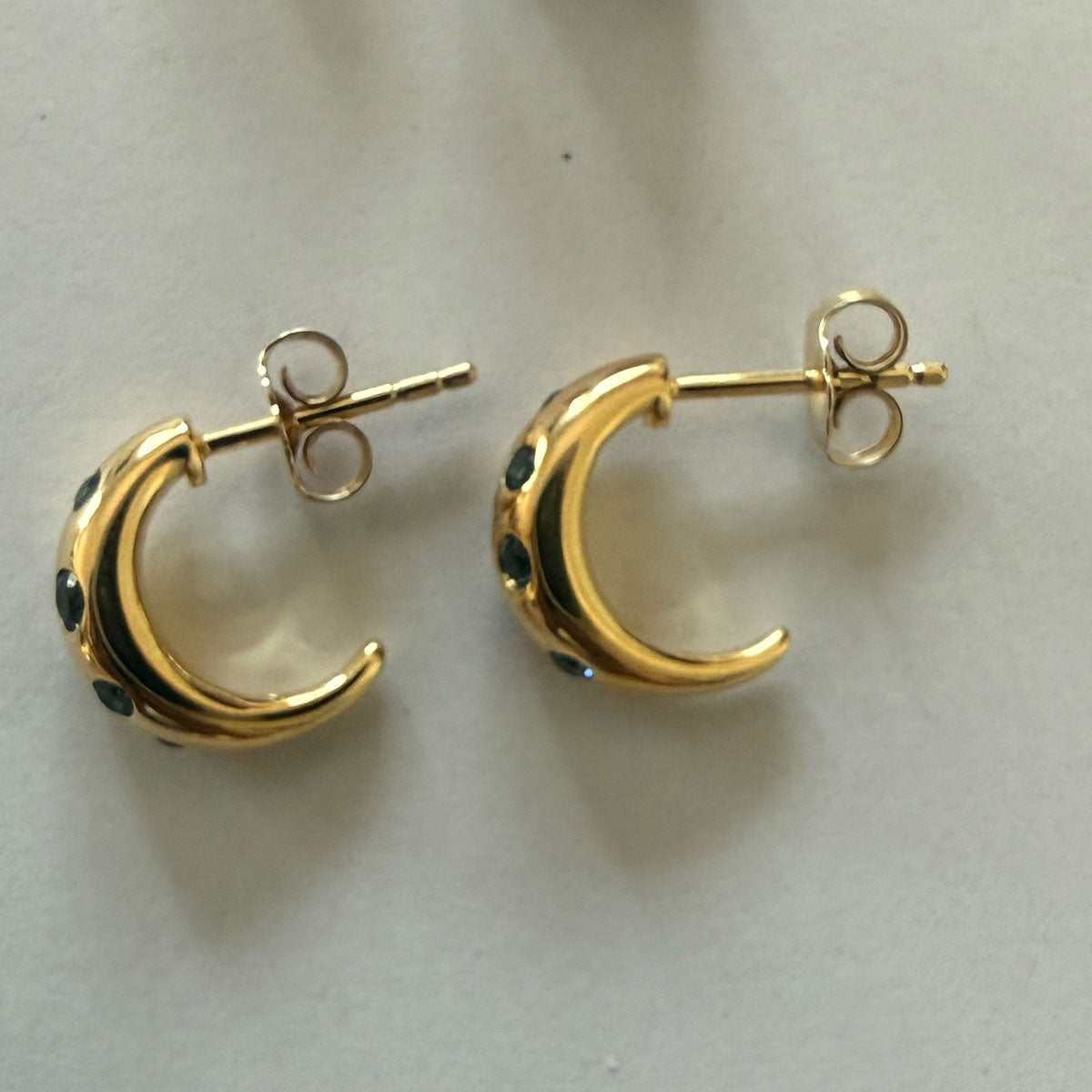 Aretes en plata con baño de oro y topacio london blue incrustados