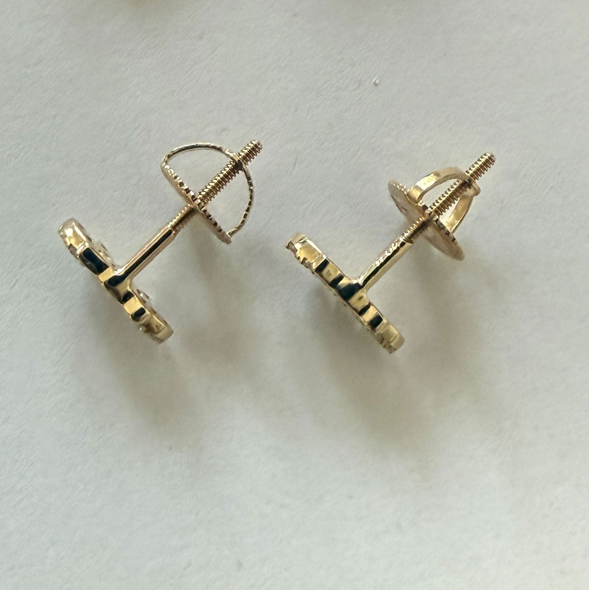 Aretes en oro amarillo 10K con curva de diamantes redondos 0.35ctw con broche rosca