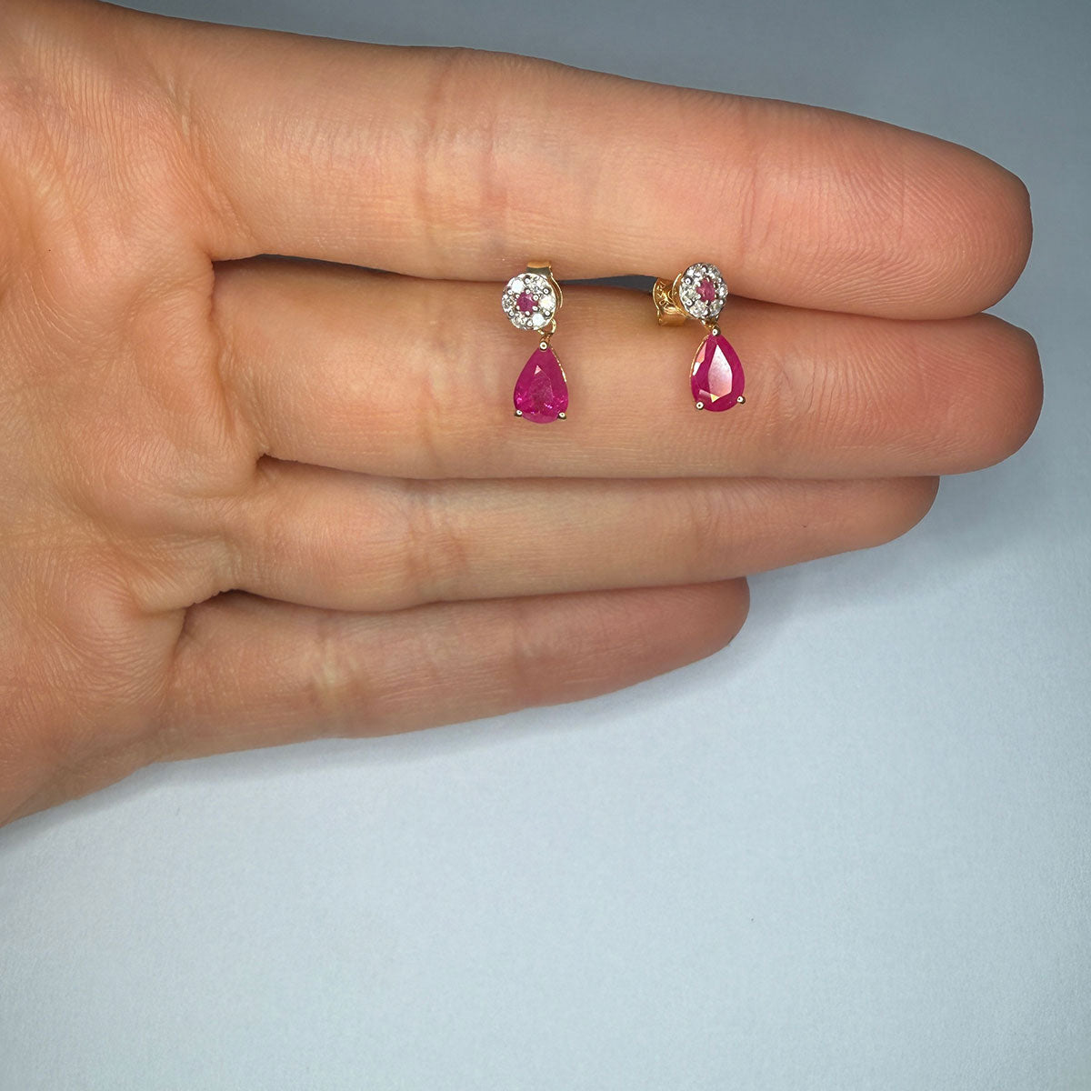 Aretes en oro amarillo 10K con círculo de diamantes y centro de rubí con gota de rubí colgante