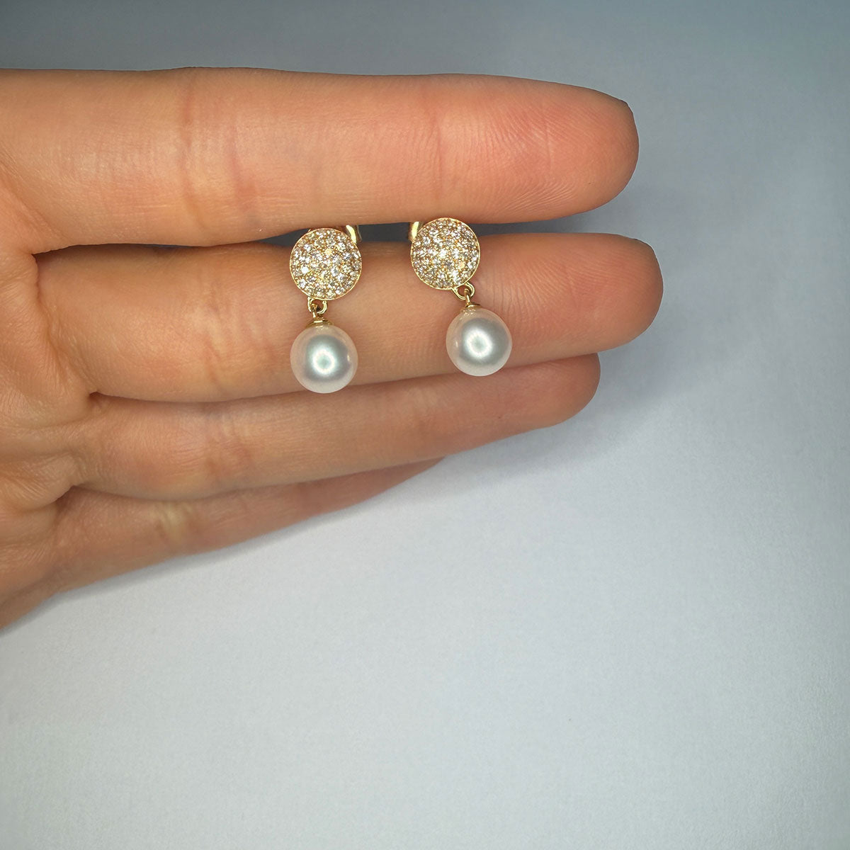 Aretes en amarillo 14K con círculo de diamantes 0.25ctw y perla colgante