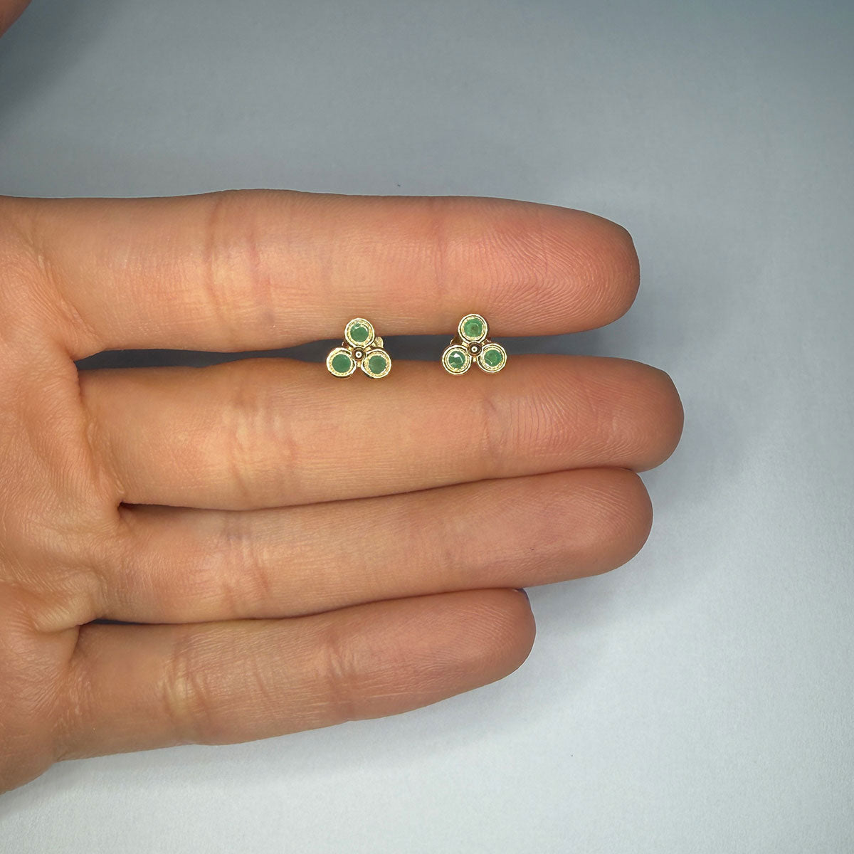 Aretes en oro amarillo 14K con tres esmeraldas redondas