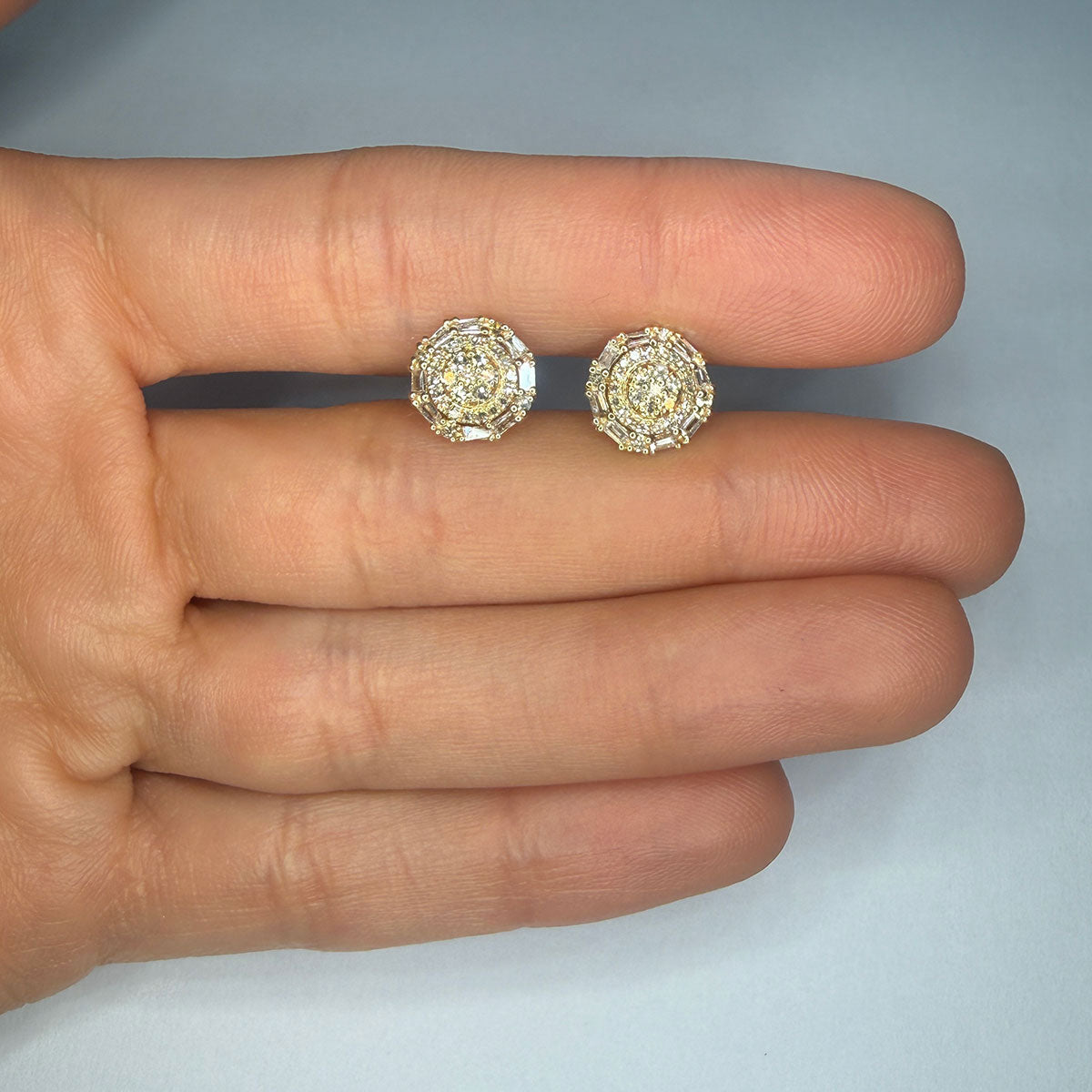 Aretes en oro amarillo 10K con diamantes redondos y corte baguette 0.45ctw con tope rosca