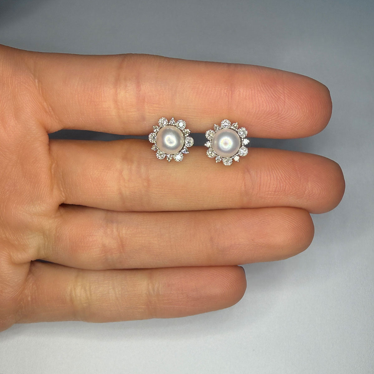Aretes en oro blanco 10K con perla y halo de diamantes 0.20ctw