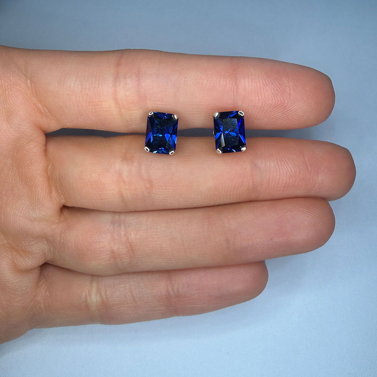 Aretes studs en plata con zafiros de laboratorio rectangulares