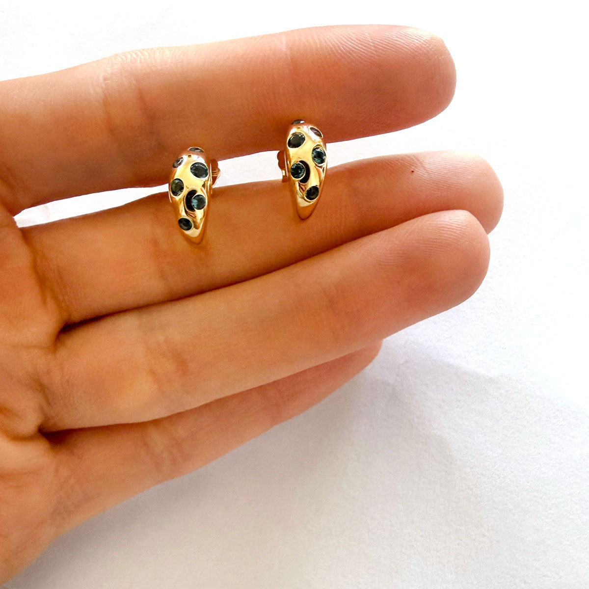 Aretes en plata con baño de oro y topacio london blue incrustados