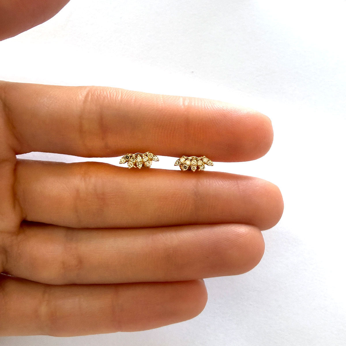 Aretes en oro amarillo 10K con hojitas de diamantes 0.20ctw con broche rosca