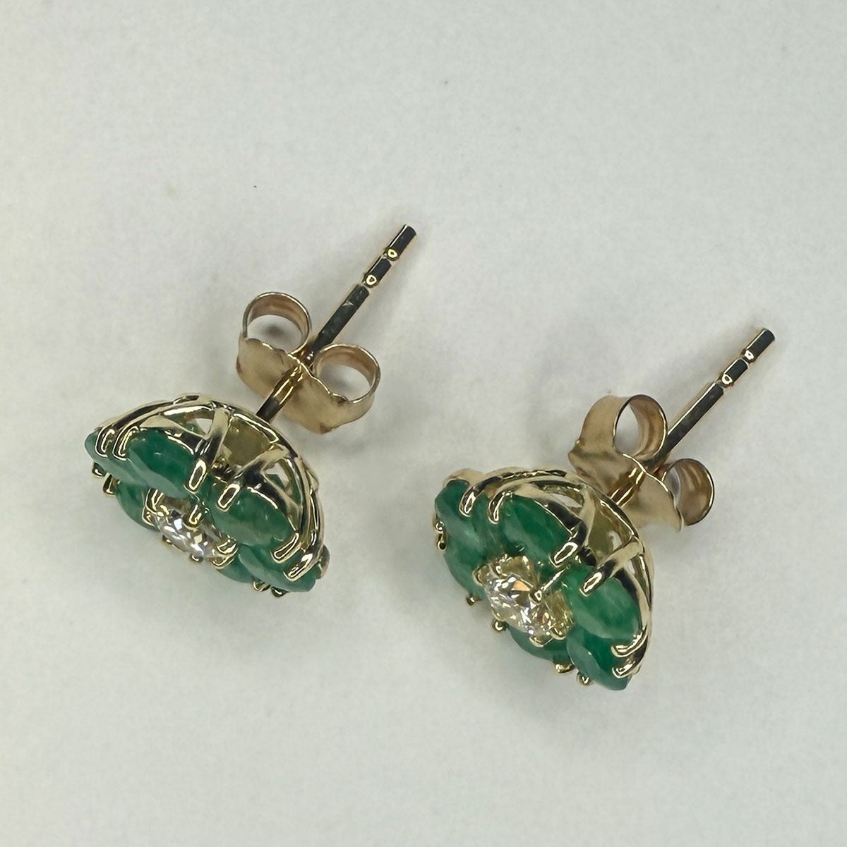 Aretes en oro amarillo 10K con flor de esmeraldas redondas y centro de diamantes 0.20ctw