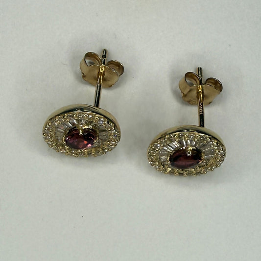 Aretes en oro amarillo 10K con granate ovalado y halo de diamantes redondos y baguettes 0.40ctw