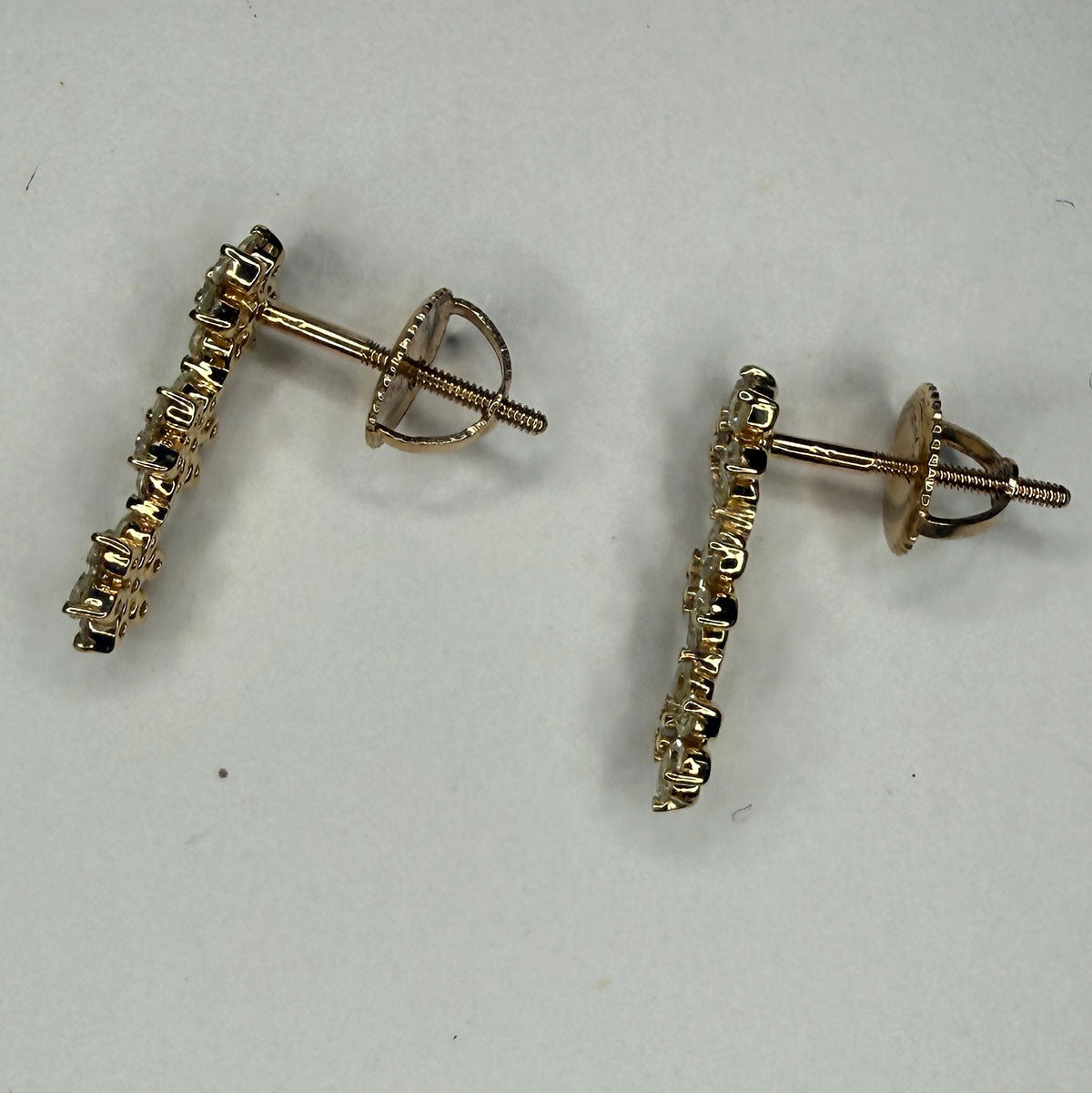 Aretes en oro amarillo 10K con tres flores de diamantes 0.55ctw con broche rosca