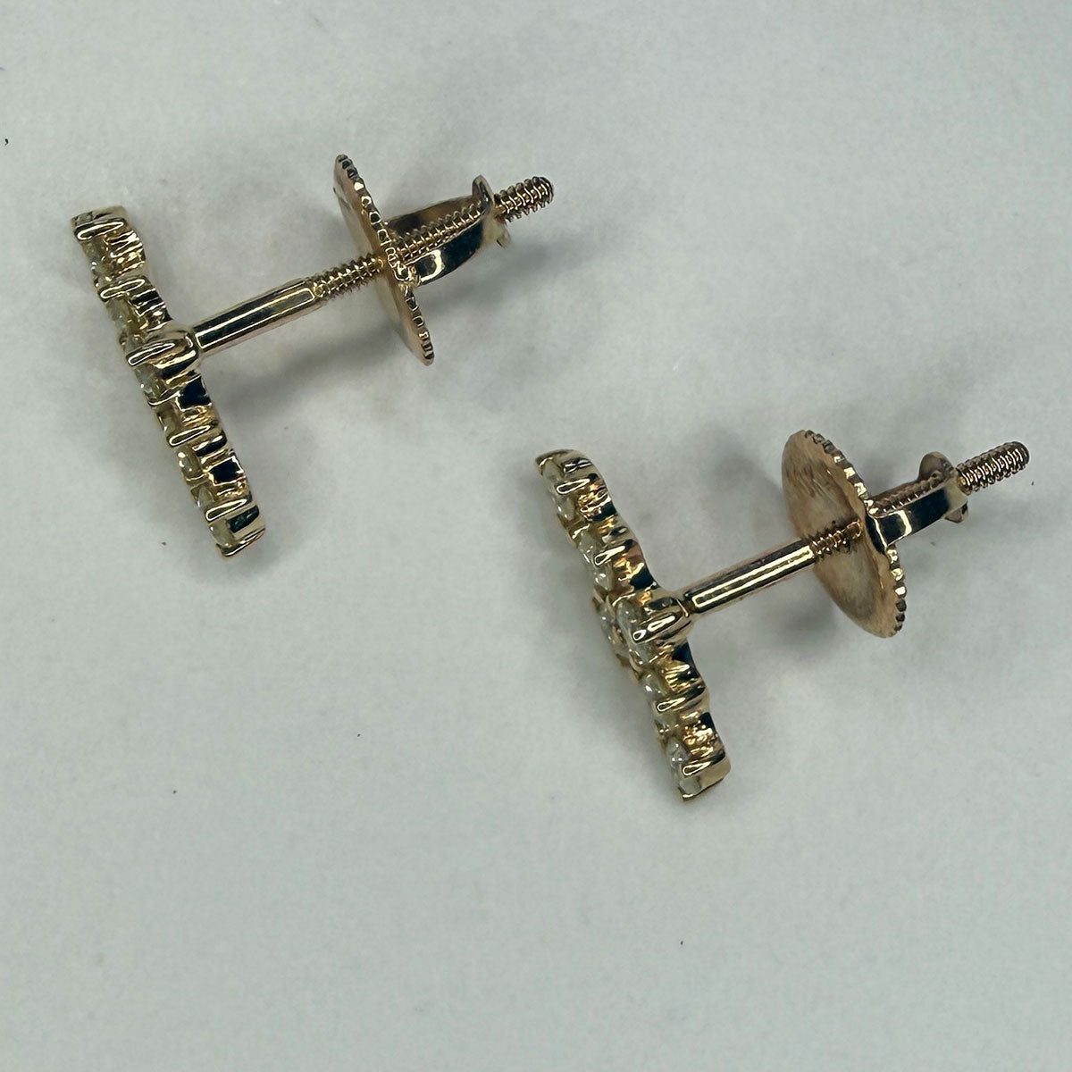 Aretes en oro amarillo 10K con hojitas de diamantes 0.20ctw con broche rosca