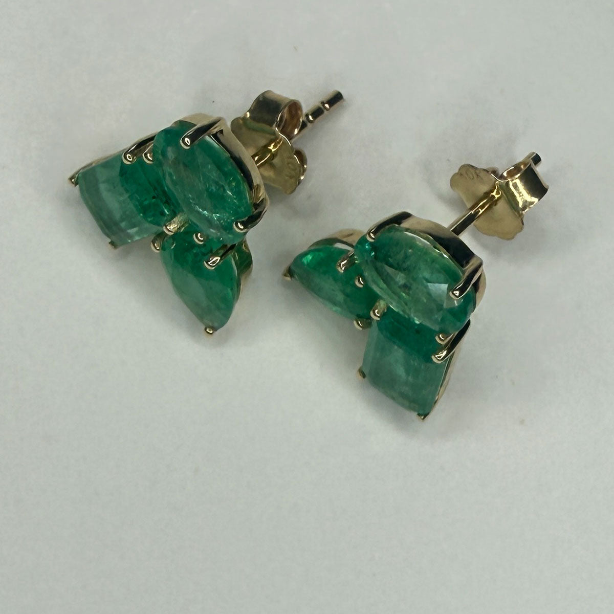 Aretes en oro amarillo 10K con esmeraldas en distintas formas 3ctw