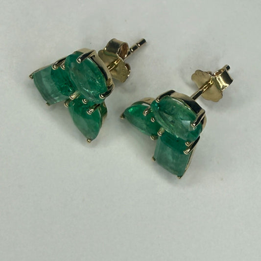 Aretes en oro amarillo 10K con esmeraldas en distintas formas 3ctw