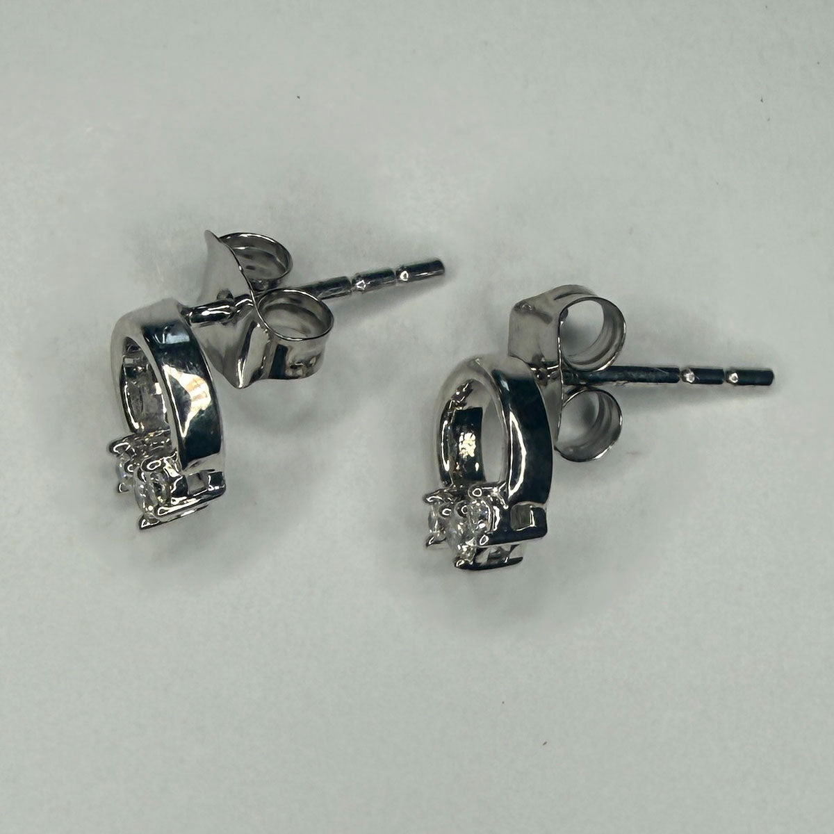 Aretes en plata mini círculo con tres diamantes 0.10ctw