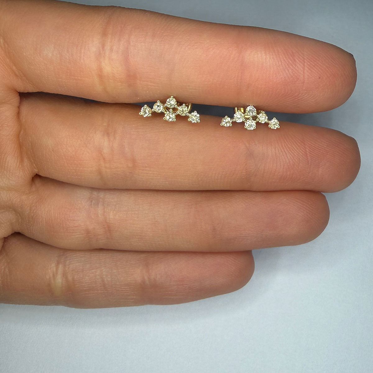 Aretes en oro amarillo 10K con curva de diamantes redondos 0.35ctw con broche rosca