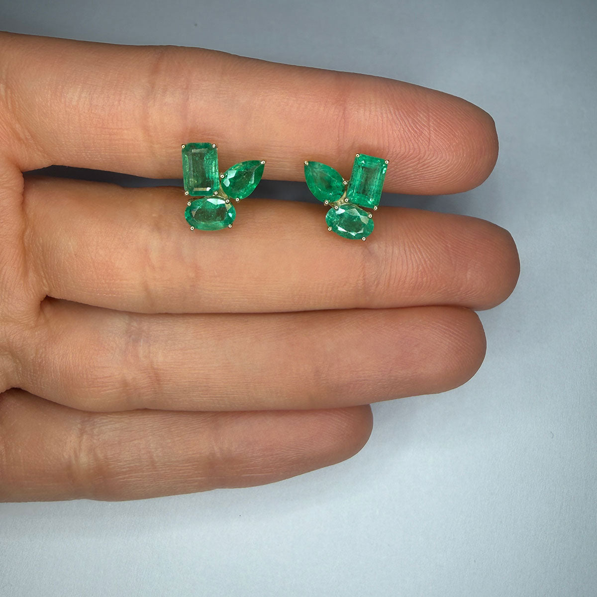 Aretes en oro amarillo 10K con esmeraldas en distintas formas 3ctw