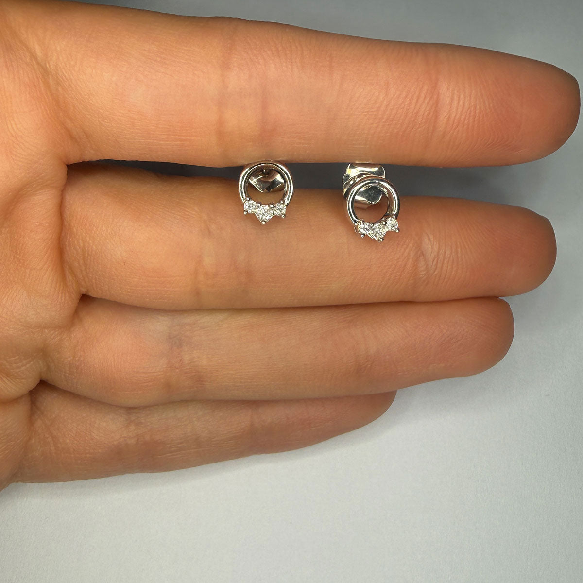 Aretes en plata mini círculo con tres diamantes 0.10ctw