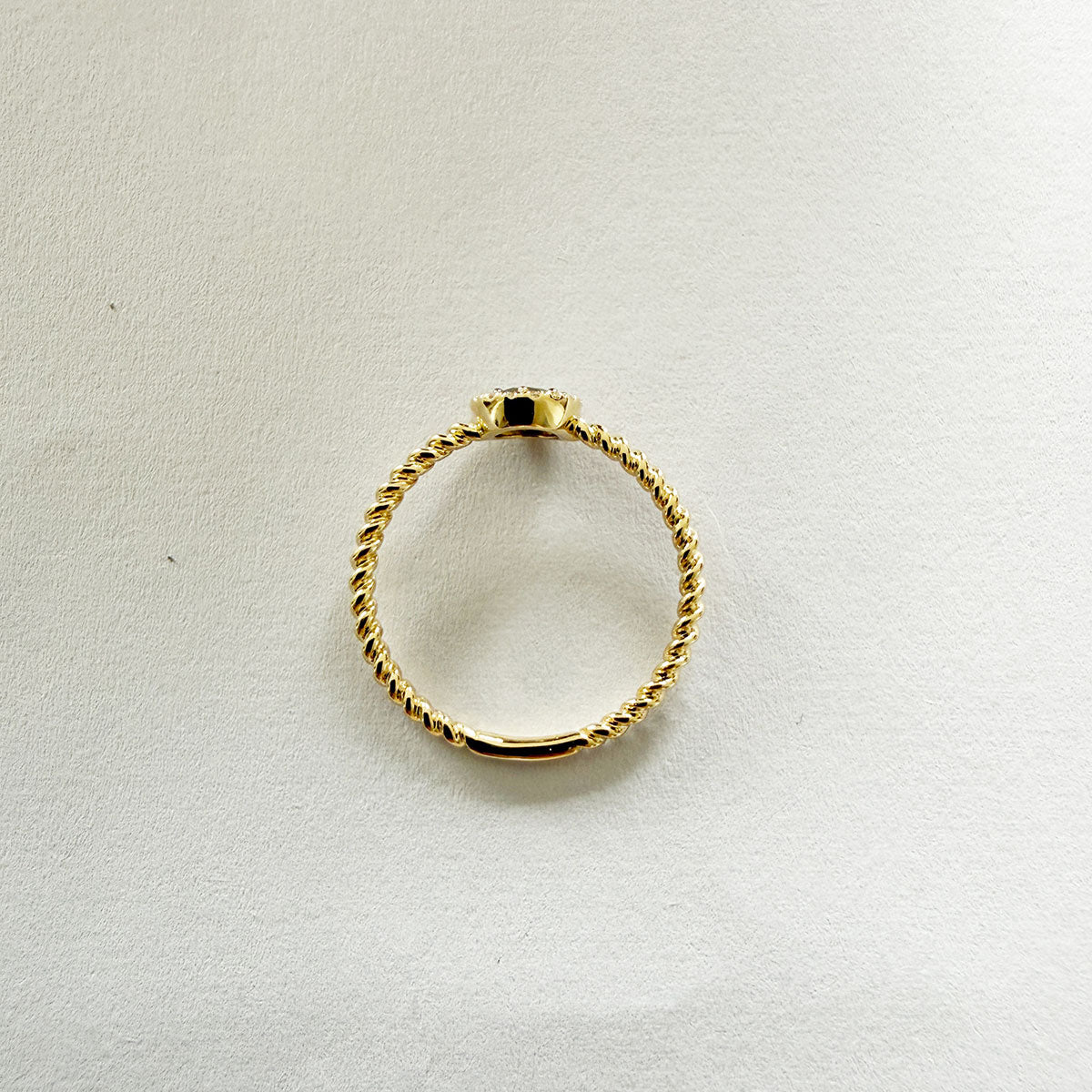 Anillo en oro amarillo 10K entorchado con diamante verde y halo de diamantes blancos 0.35ctw